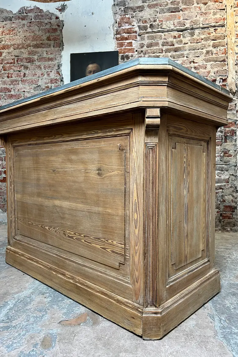 Ancien comptoir de commerce en sapin