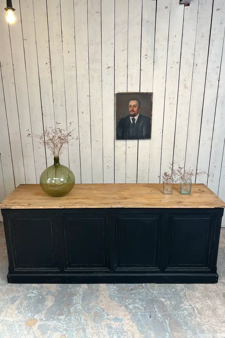 Ancien comptoir de commerce en sapin