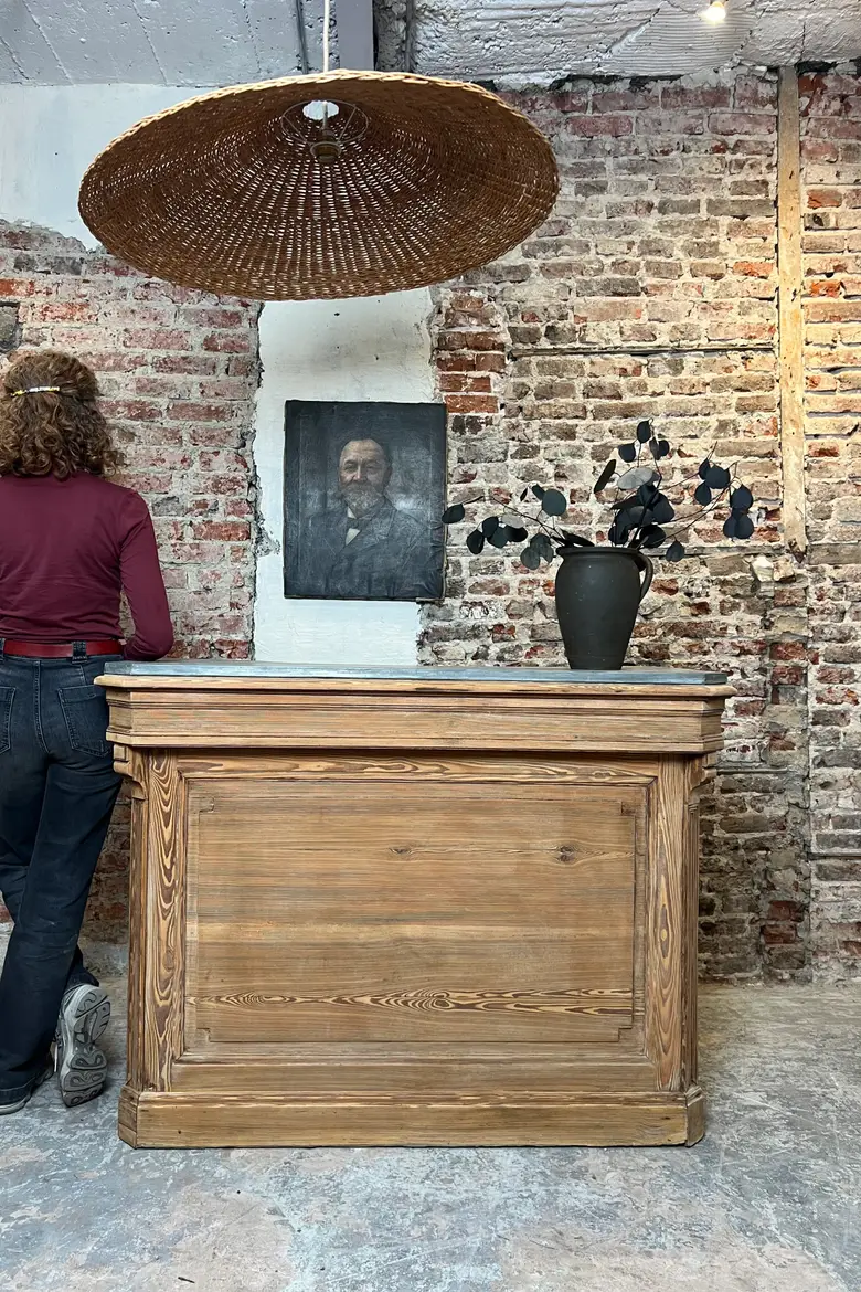 Ancien comptoir de commerce en sapin