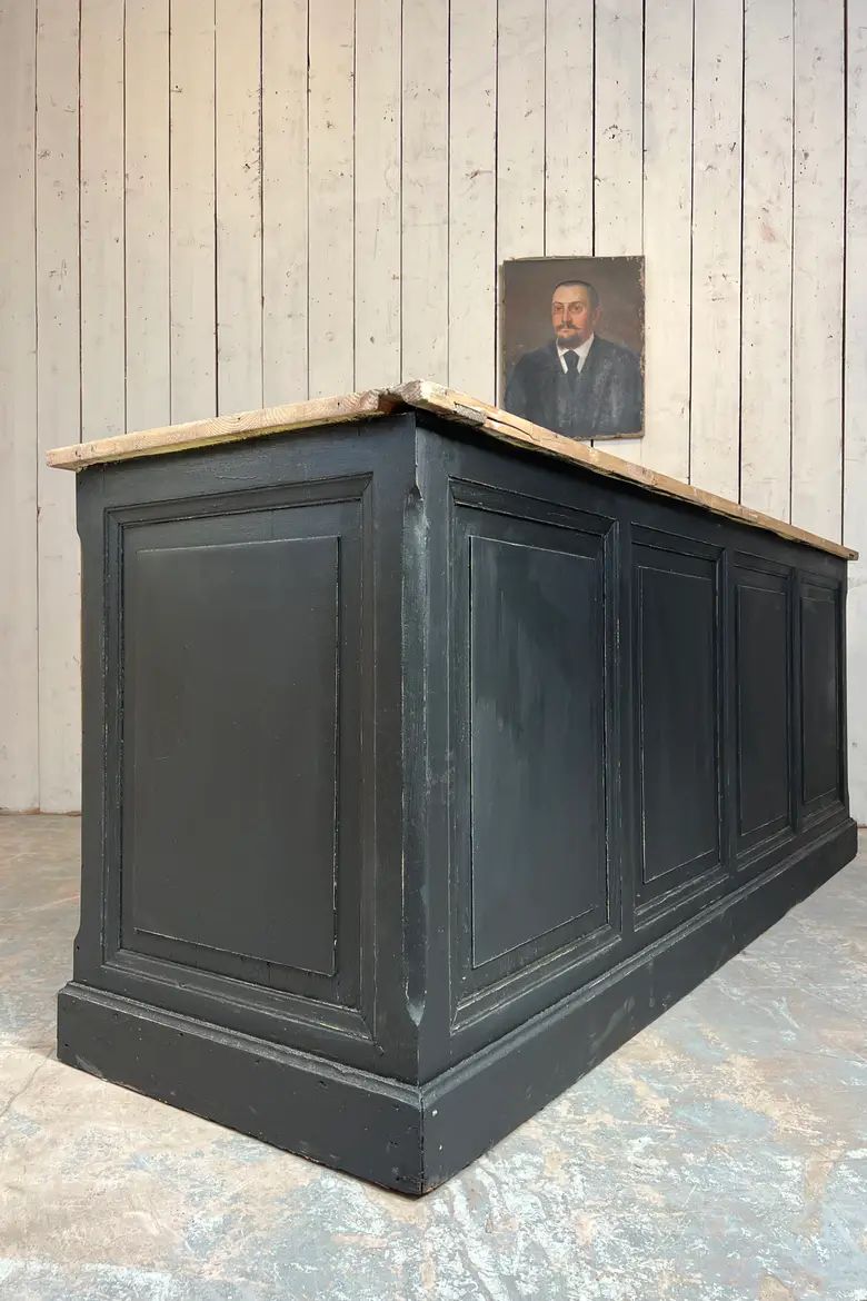 Ancien comptoir de commerce en sapin