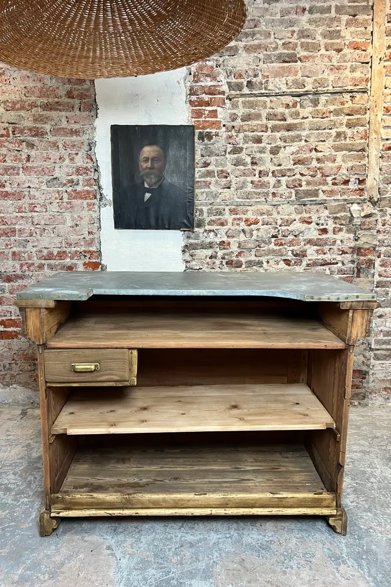 Ancien comptoir de commerce en sapin