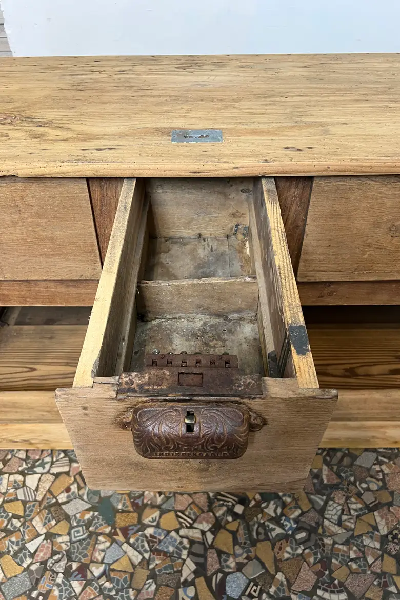 Ancien comptoir en sapin – Début XXe