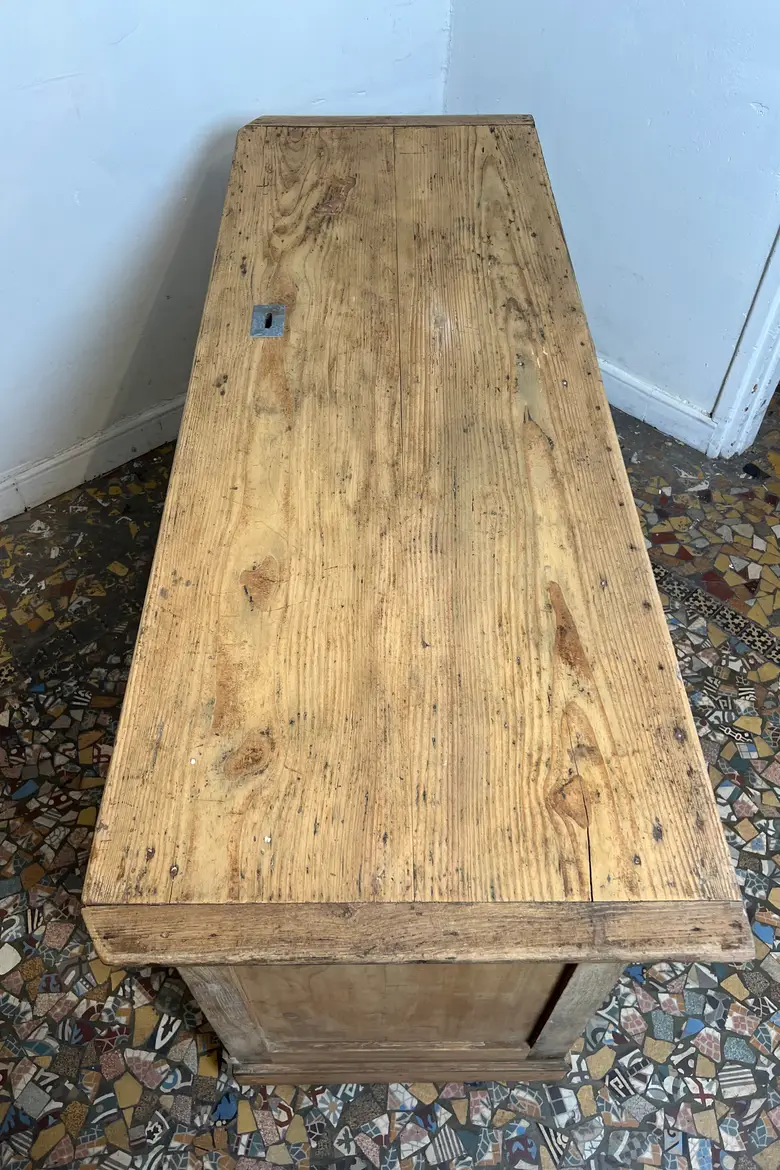 Ancien comptoir en sapin – Début XXe