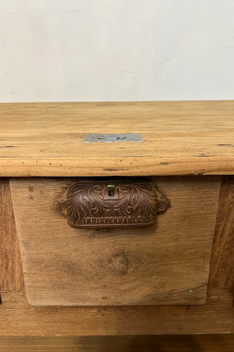 Ancien comptoir en sapin – Début XXe