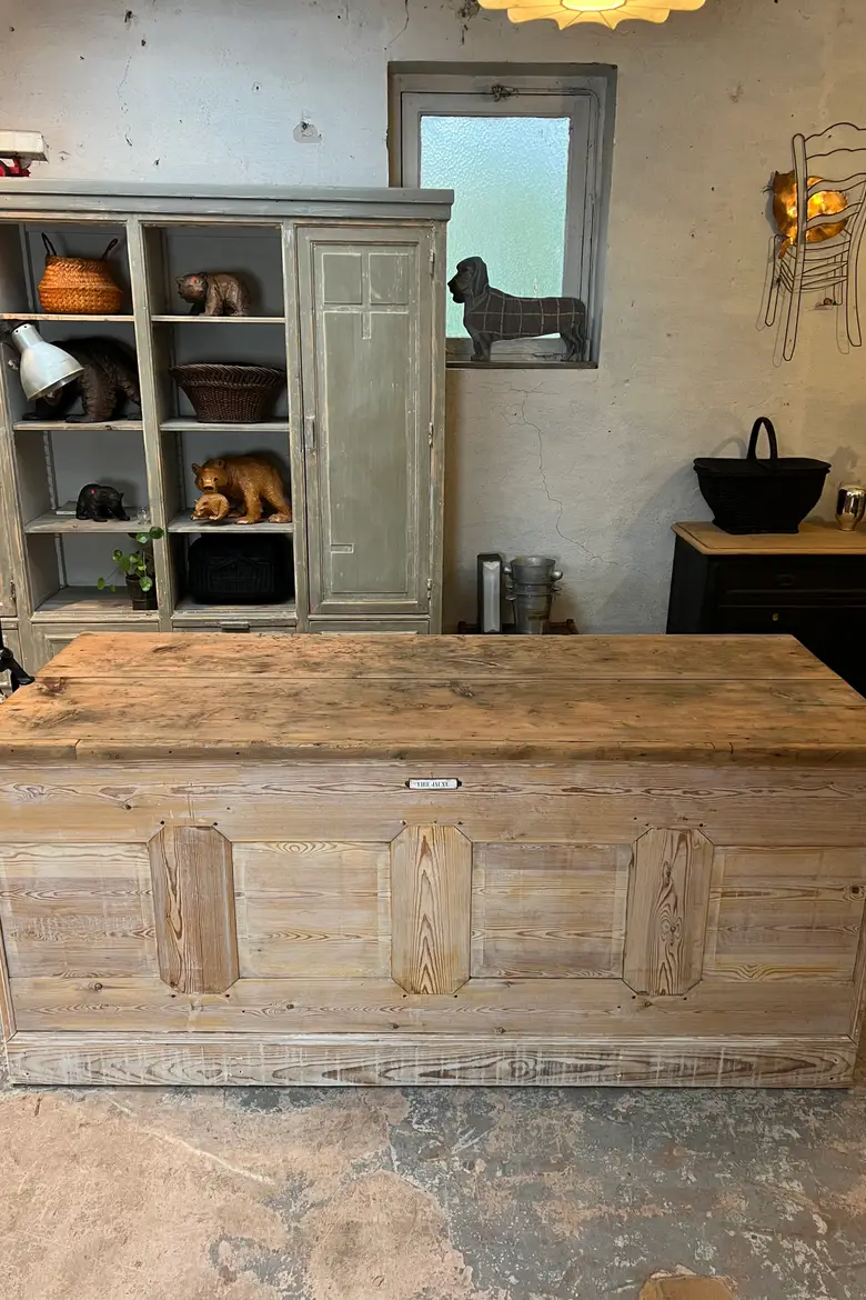Ancien comptoir / îlot central en sapin Début XXème