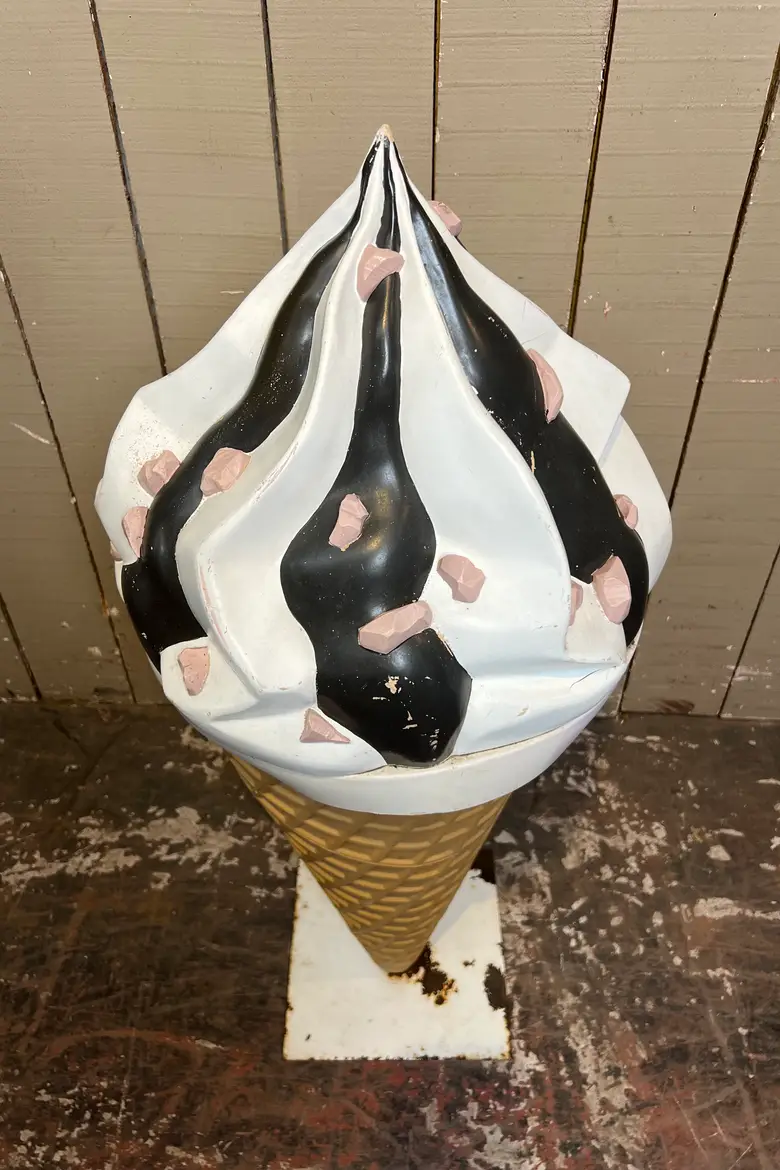 Ancien cornet de glace publicitaire
