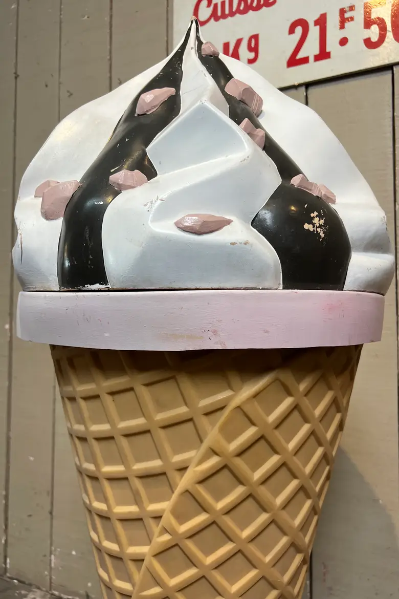 Ancien cornet de glace publicitaire
