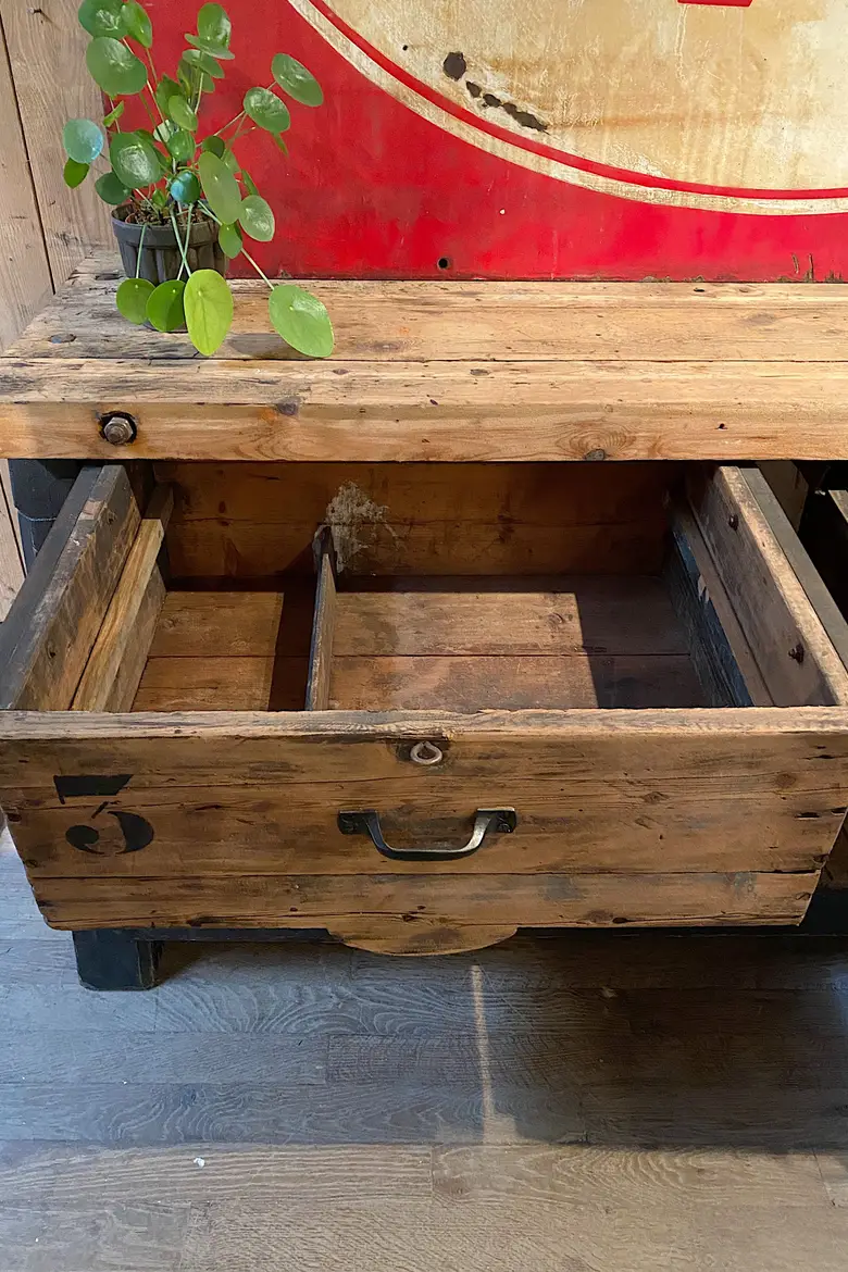 Ancien établi d’usine en bois Début XXème