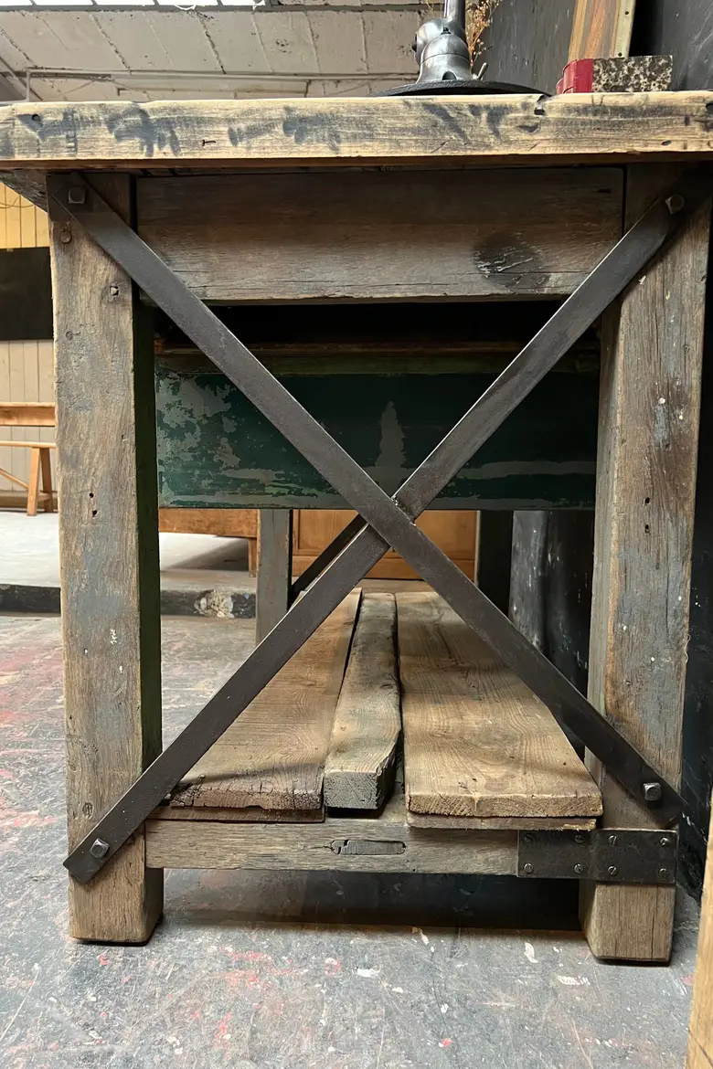 Ancien établi d’usine en bois Début XXème