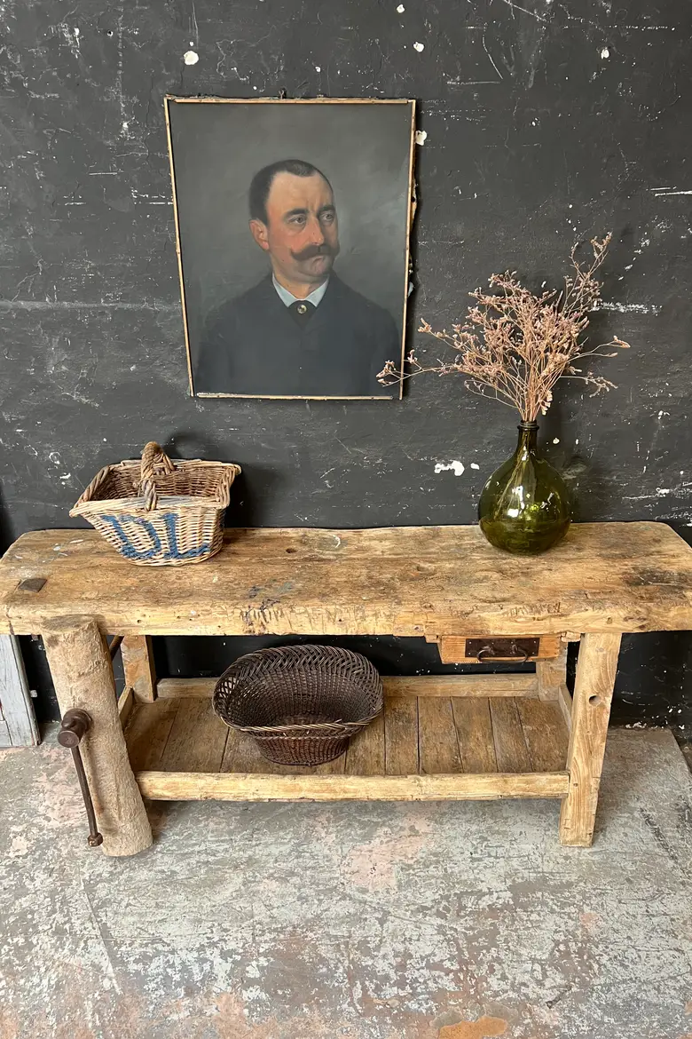 Ancien établi en bois brut