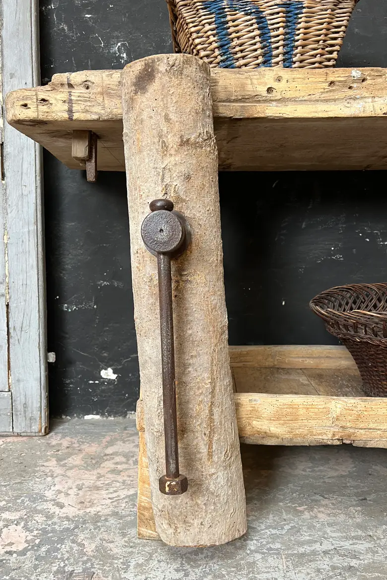 Ancien établi en bois brut