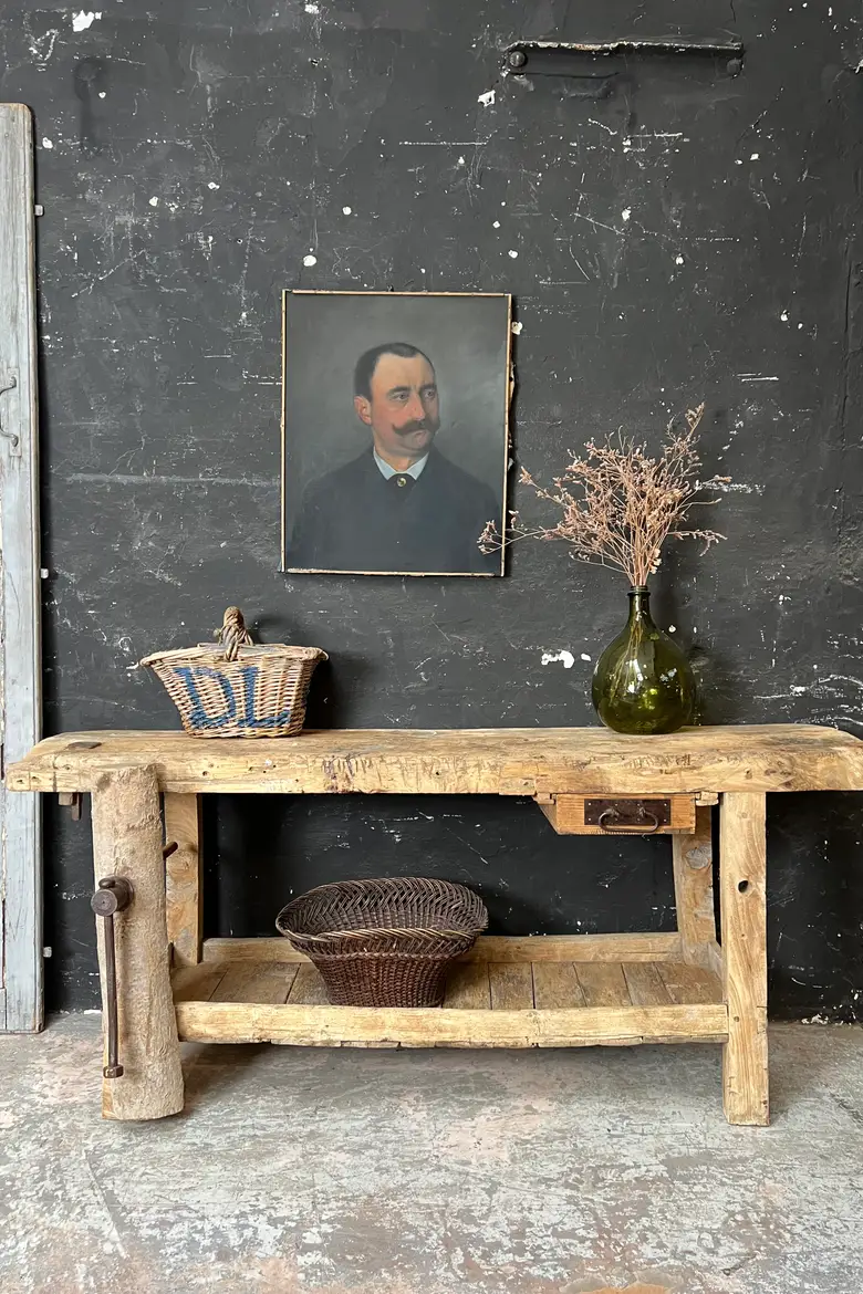 Ancien établi en bois brut