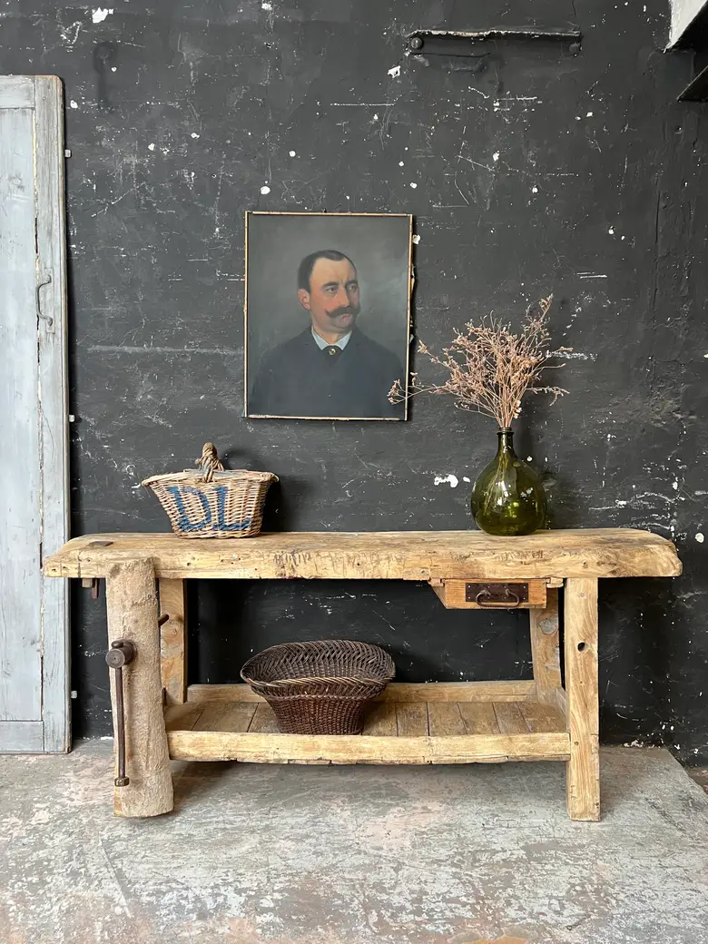 Ancien établi en bois brut