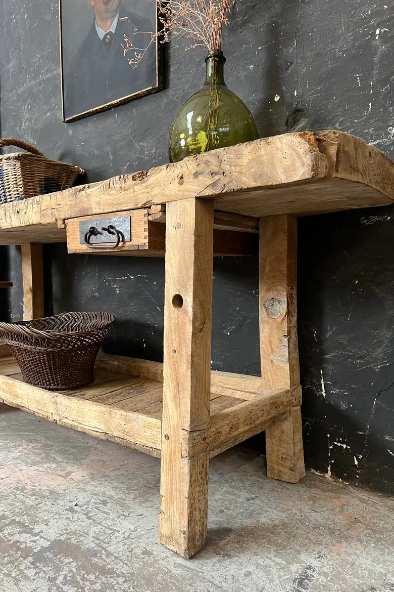 Ancien établi en bois brut