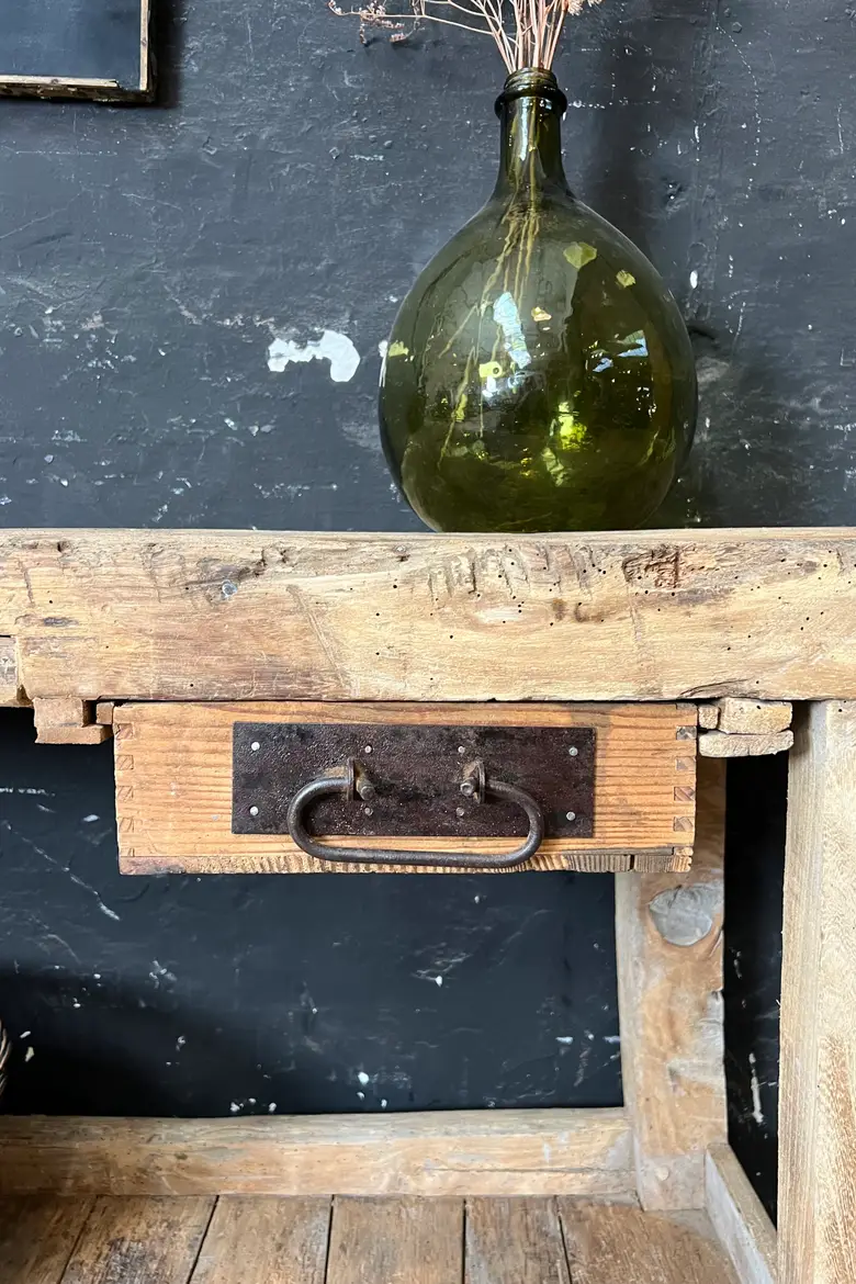 Ancien établi en bois brut