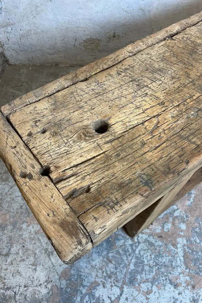 Ancien établi en bois brut