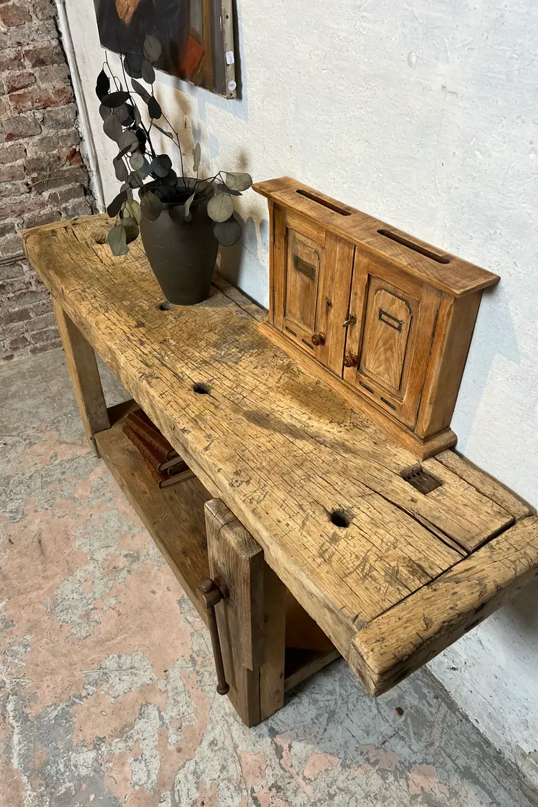 Ancien établi en bois brut