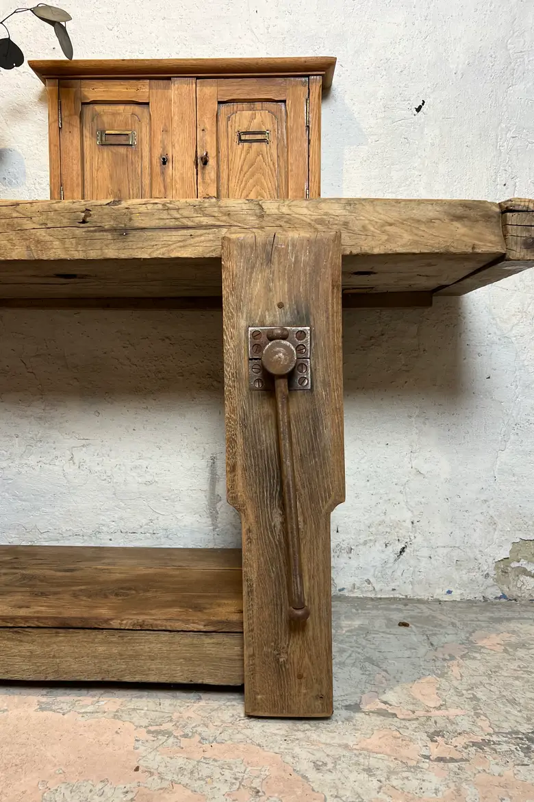 Ancien établi en bois brut