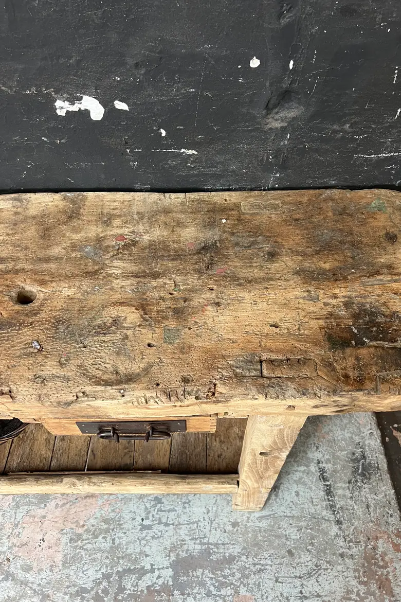 Ancien établi en bois brut