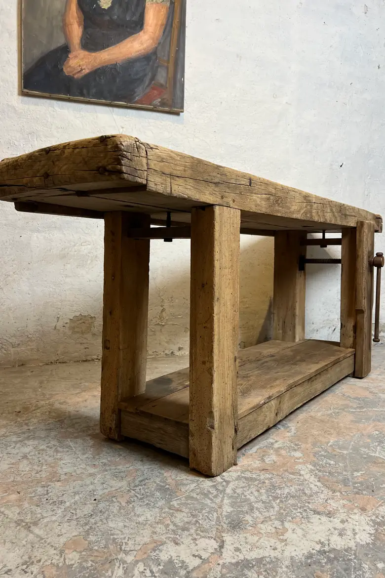 Ancien établi en bois brut