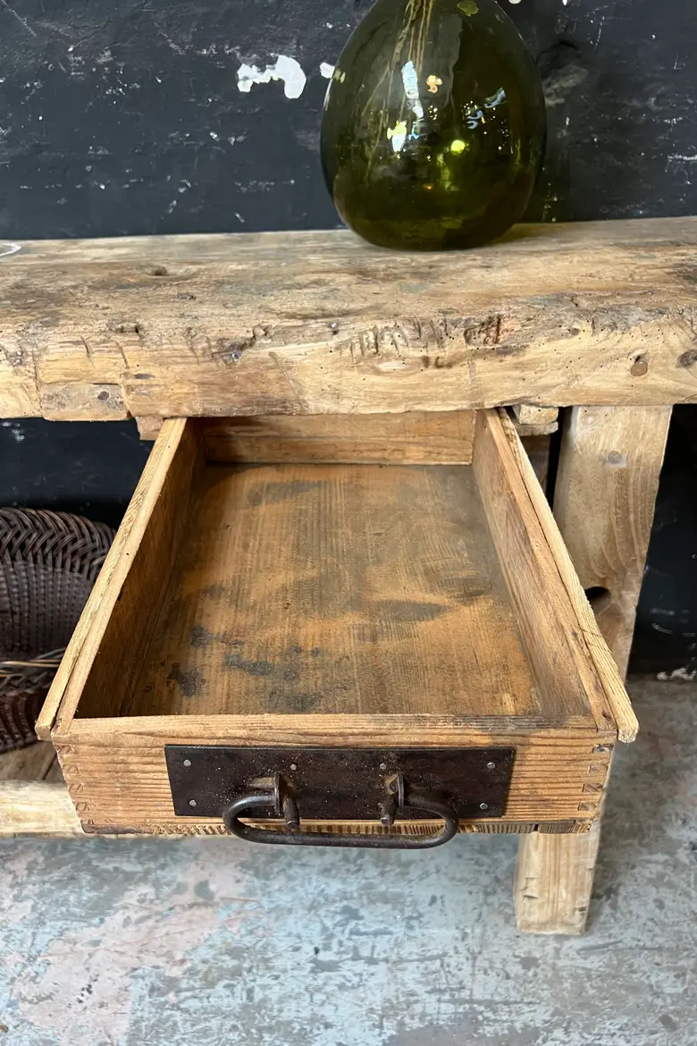Ancien établi en bois brut