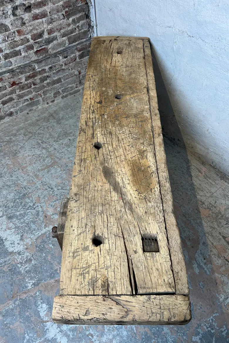 Ancien établi en bois brut
