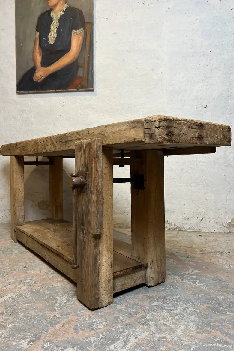 Ancien établi en bois brut