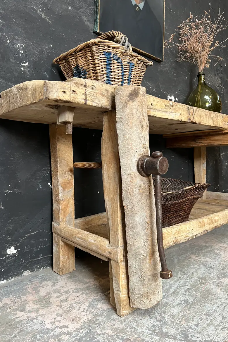 Ancien établi en bois brut