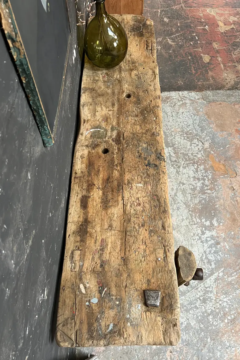 Ancien établi en bois brut