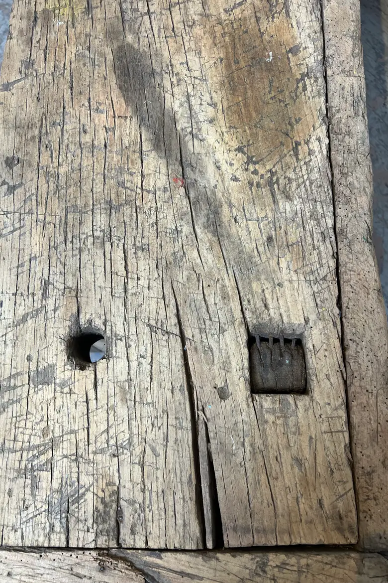 Ancien établi en bois brut