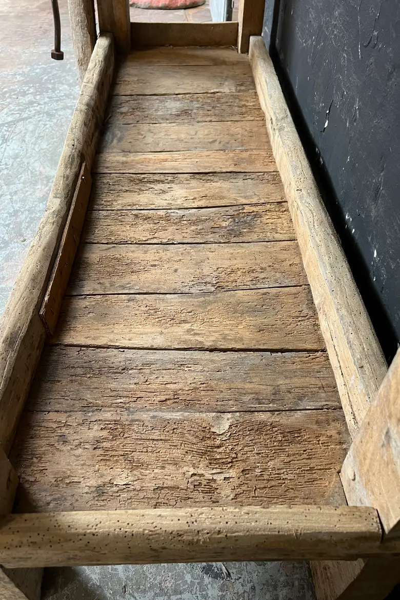 Ancien établi en bois brut
