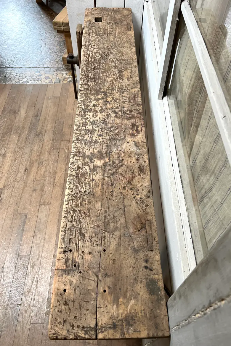 Ancien établi étroit en bois