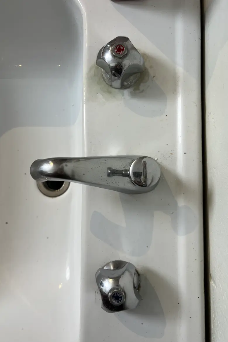 Ancien lavabo sur pied des années 50