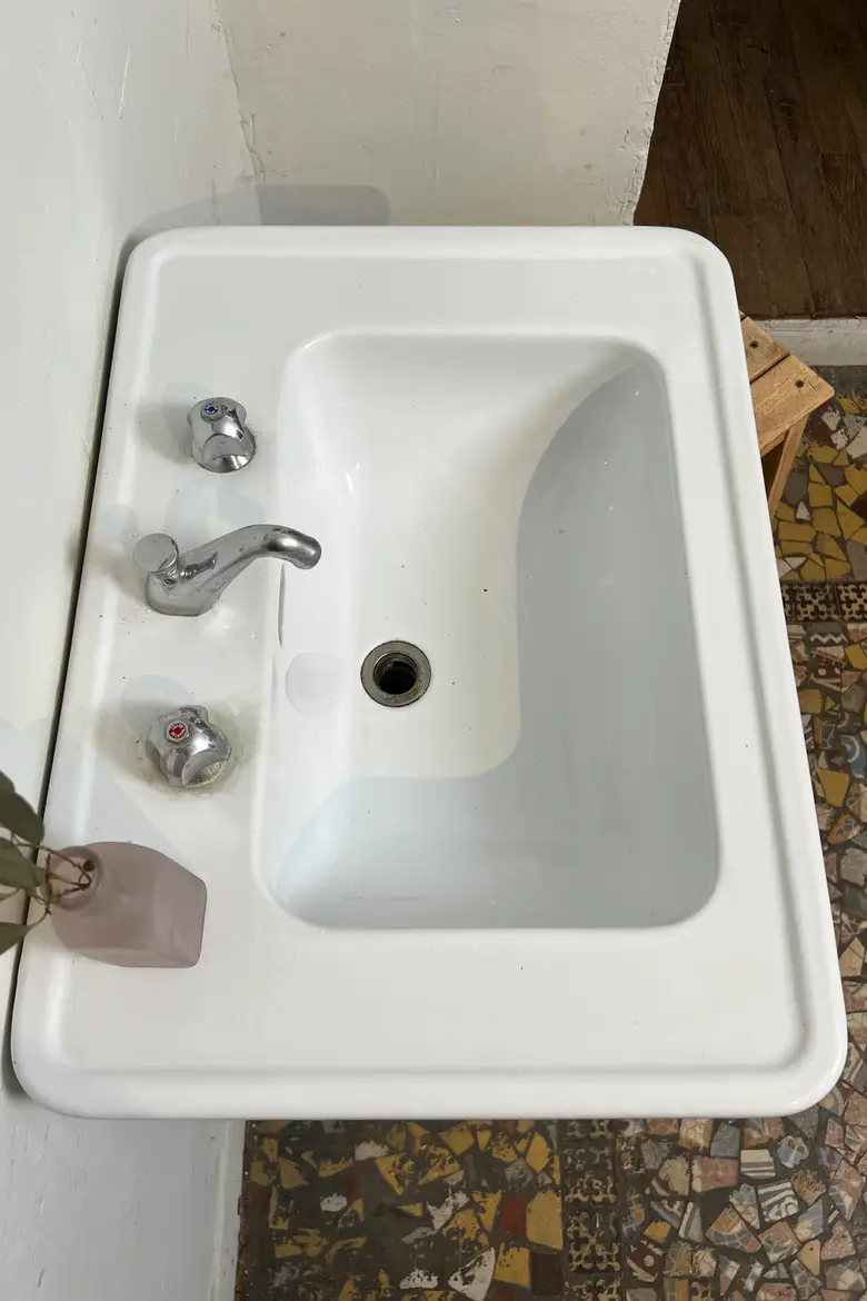 Ancien lavabo sur pied des années 50