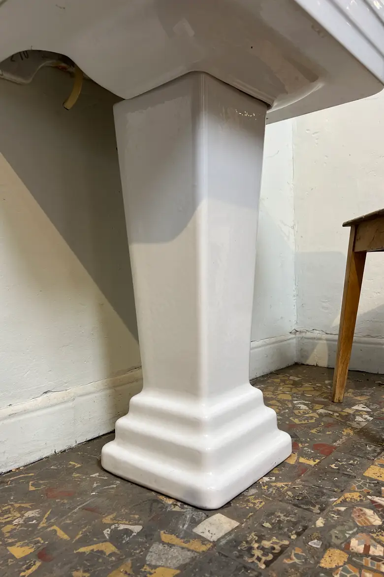 Ancien lavabo sur pied des années 50