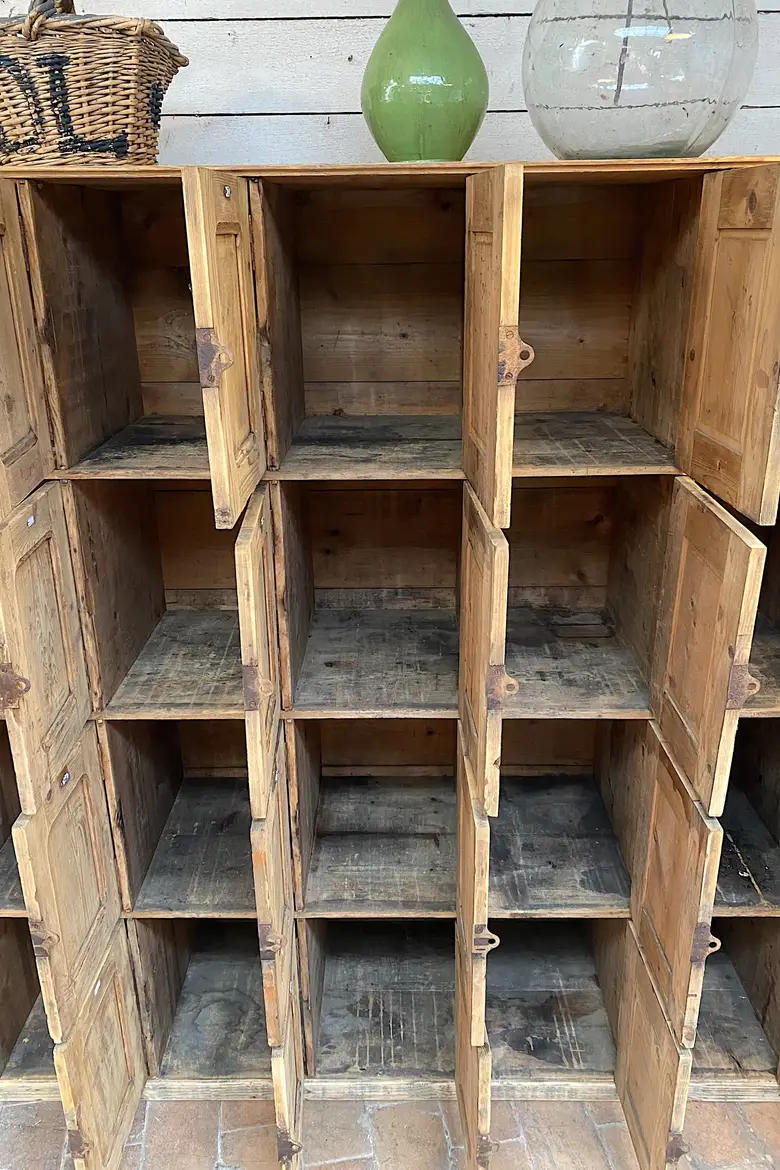 Ancien meuble à casiers d’usine en sapin Début XXème