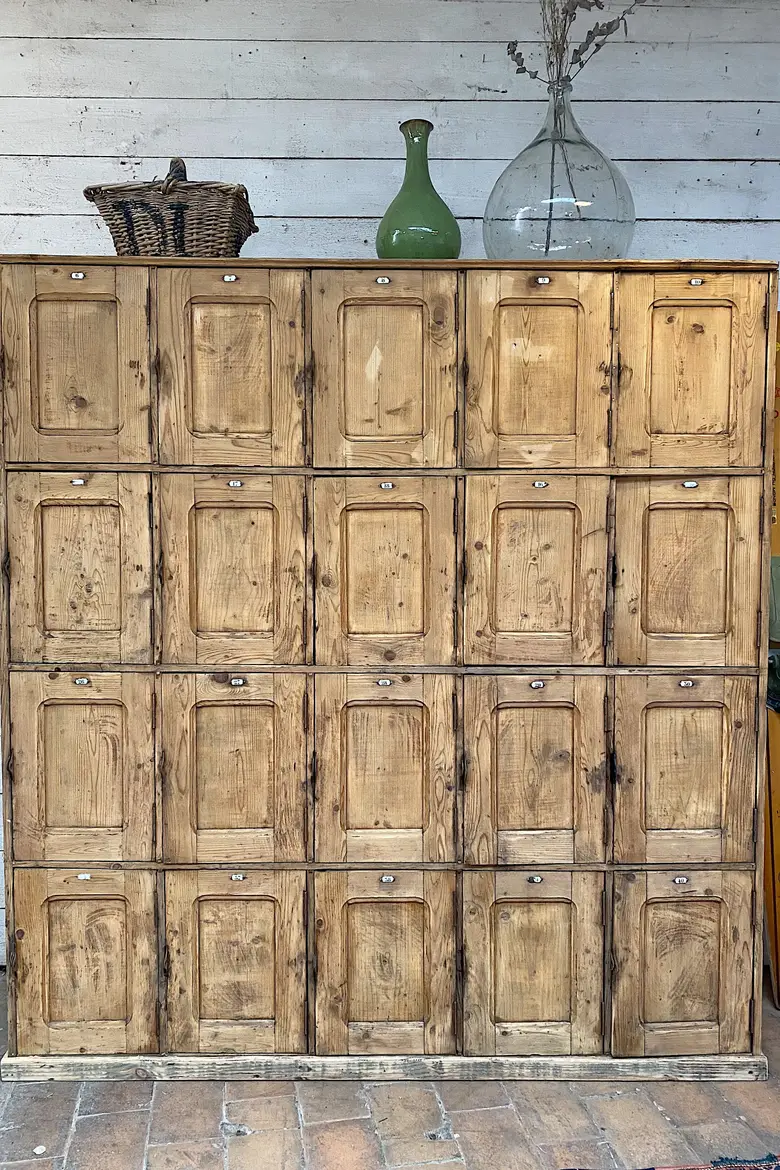 Ancien meuble à casiers d’usine en sapin Début XXème