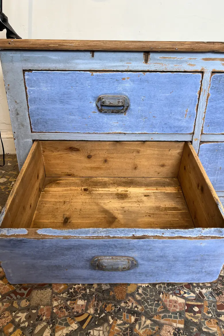 Ancien meuble à tiroirs bleu