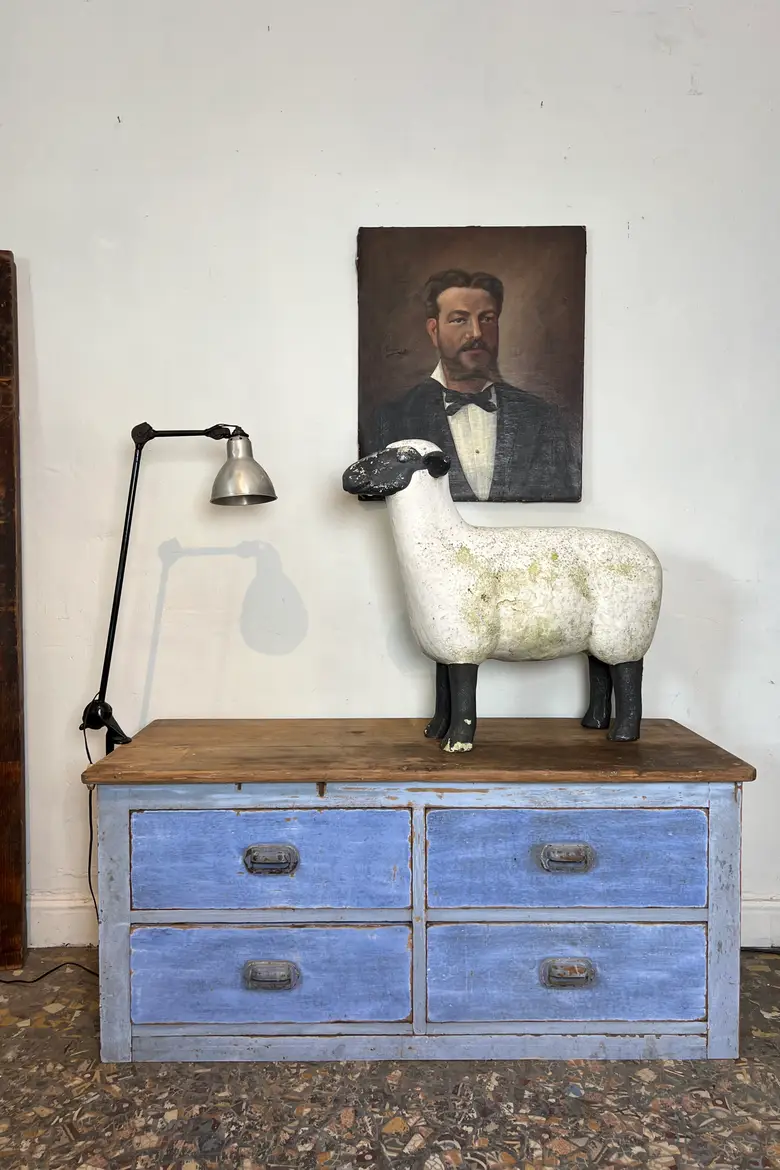 Ancien meuble à tiroirs bleu