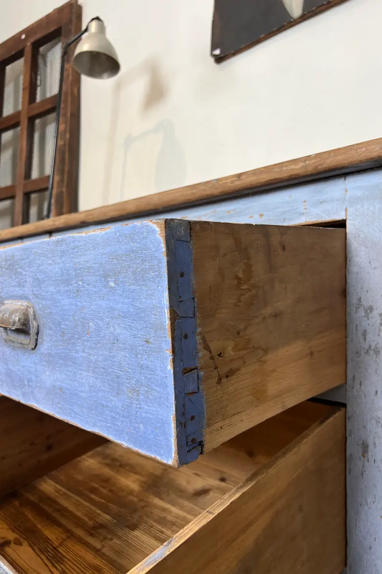 Ancien meuble à tiroirs bleu