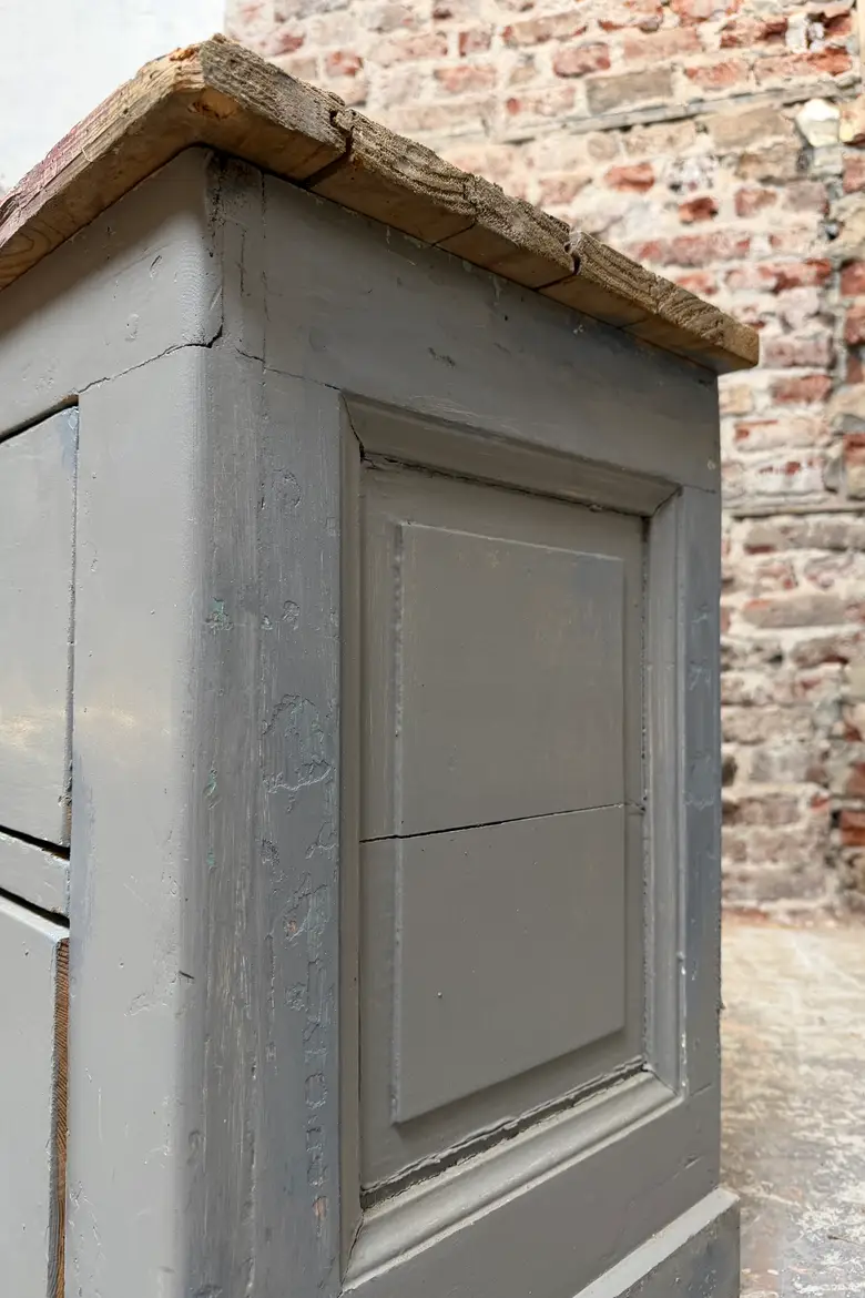 Ancien meuble à tiroirs gris