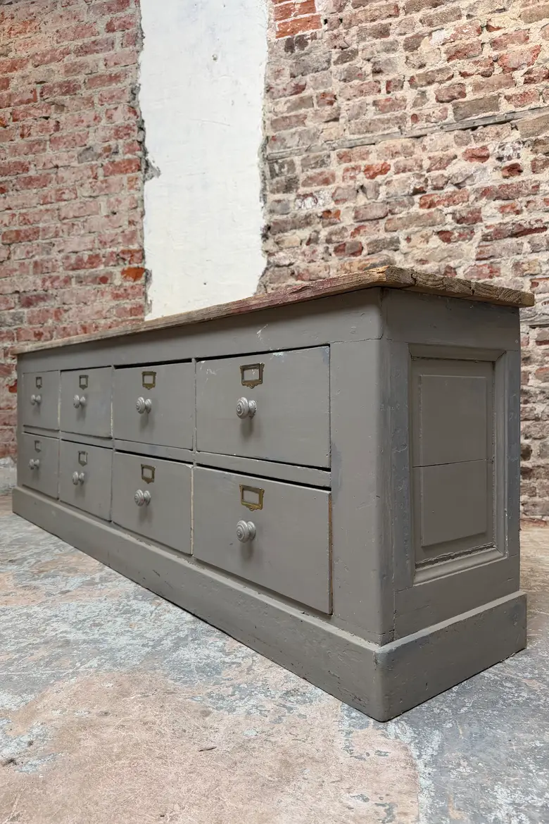 Ancien meuble à tiroirs gris