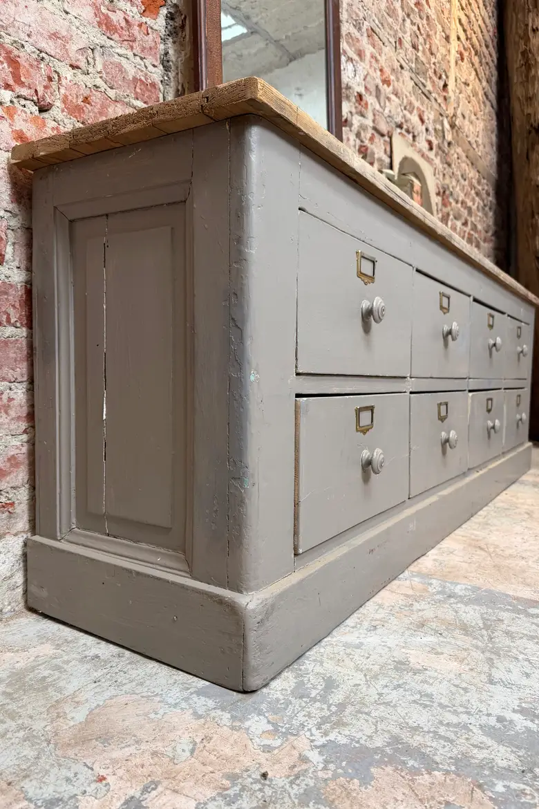 Ancien meuble à tiroirs gris