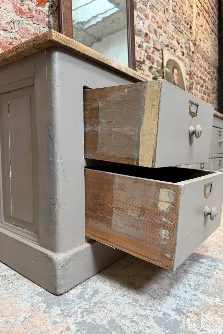 Ancien meuble à tiroirs gris