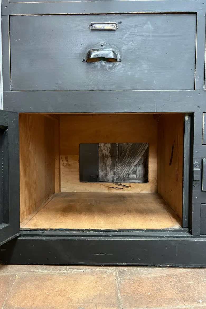 Ancien meuble à tiroirs