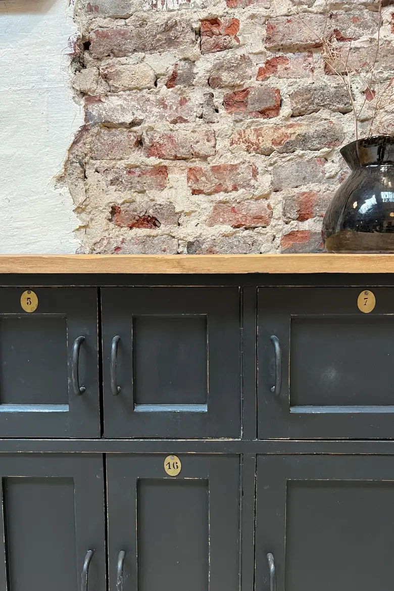 Ancien meuble administratif aux multiples portes Années 50