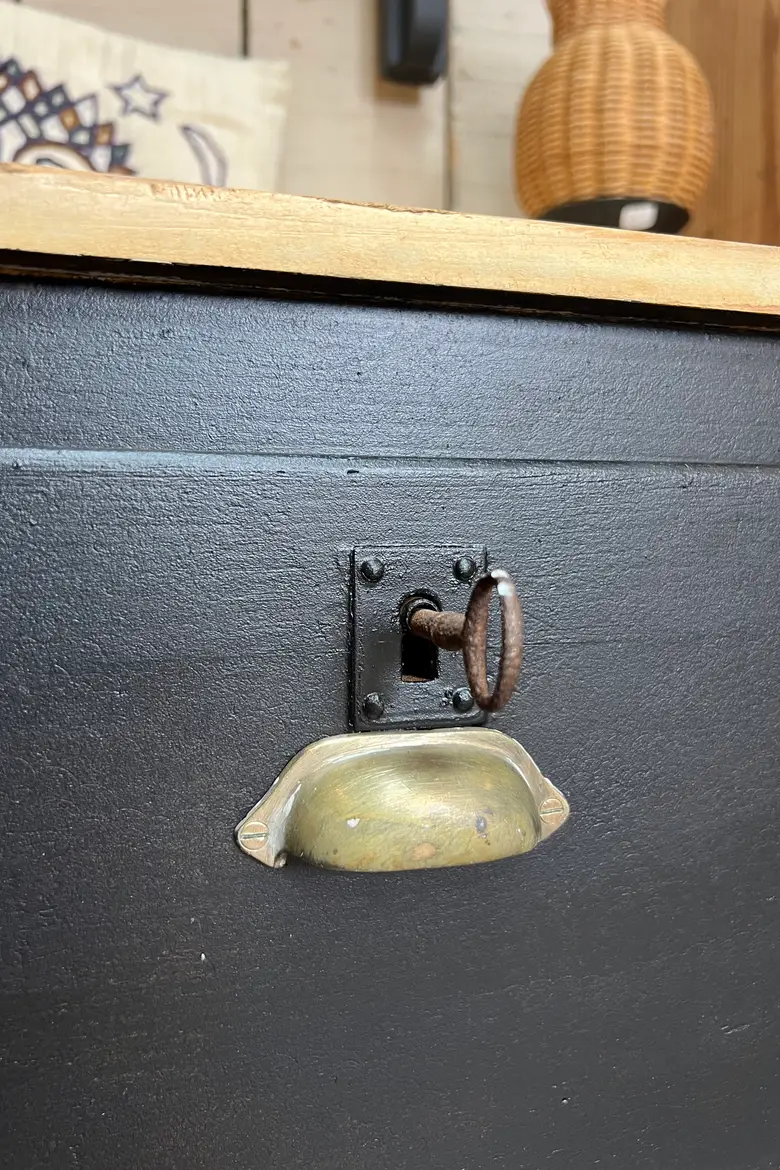 Ancien meuble bas à clapets