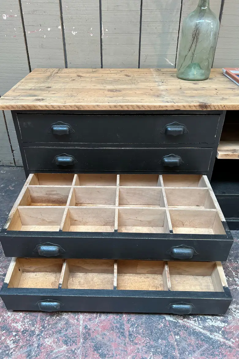 Ancien meuble bas à tiroirs Début XXème