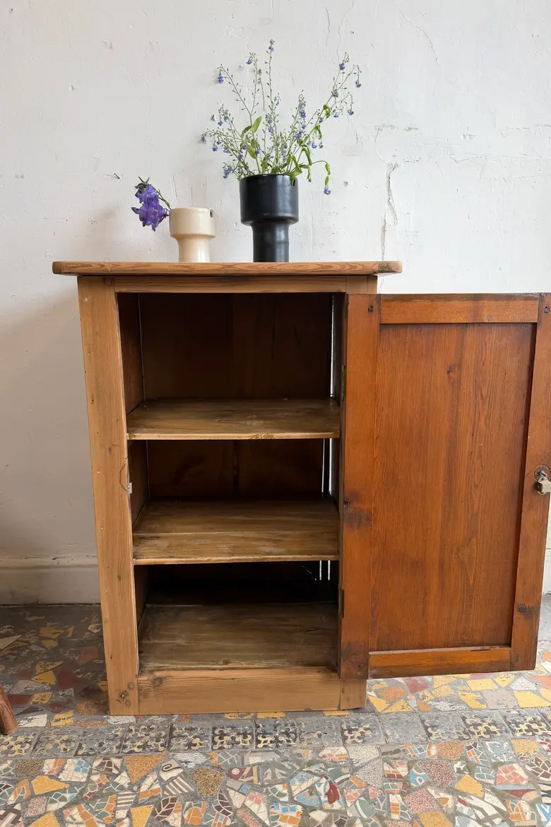 Ancien meuble confiturier en sapin