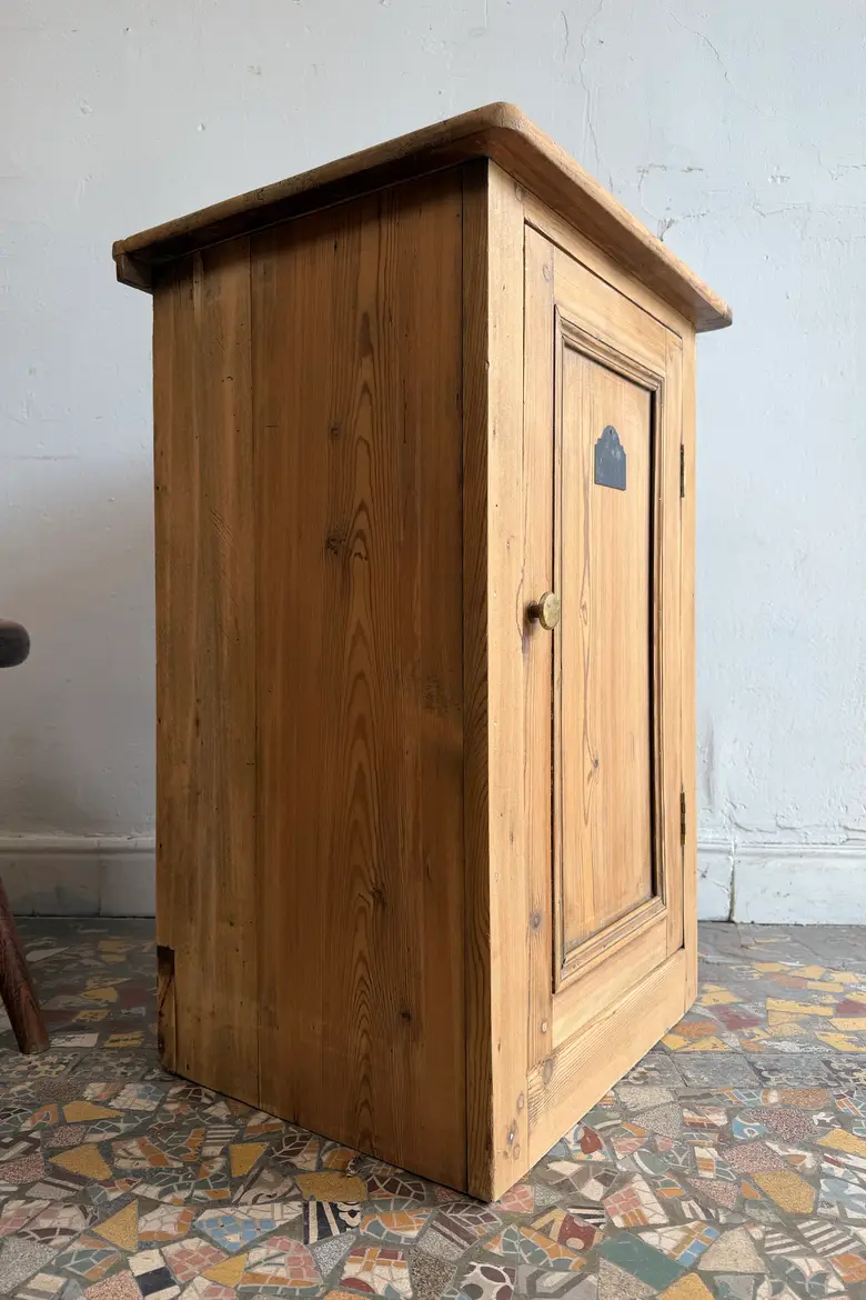 Ancien meuble confiturier en sapin